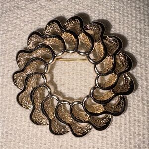 Vintage Sarah Coventry Sparkly Gold Round Wreath Brooch Pin Glitter Texture EUC